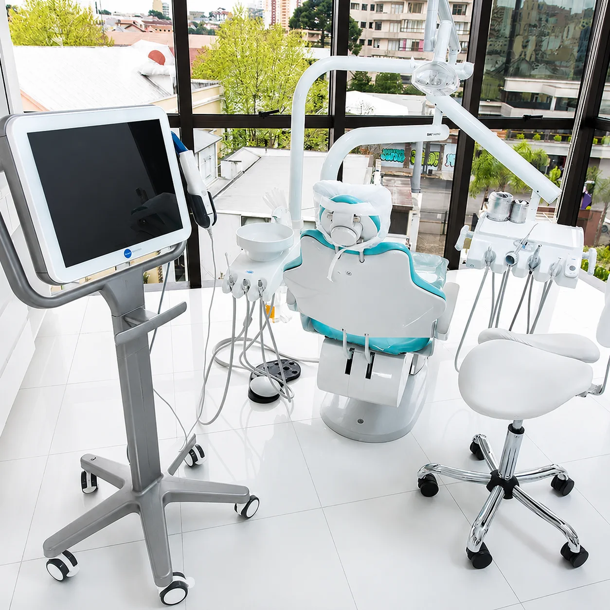 Cadeira odontológica e equipamentos da Dental Vitta