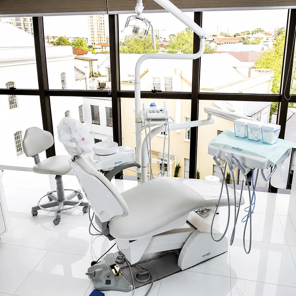 Sala de atendimento com vista para a cidade