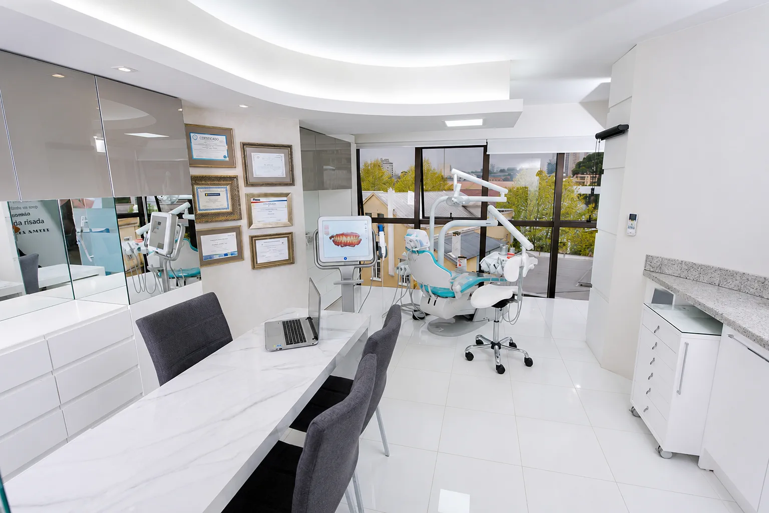 Consultório da Dental Vitta com scanner iTero e vista para a cidade